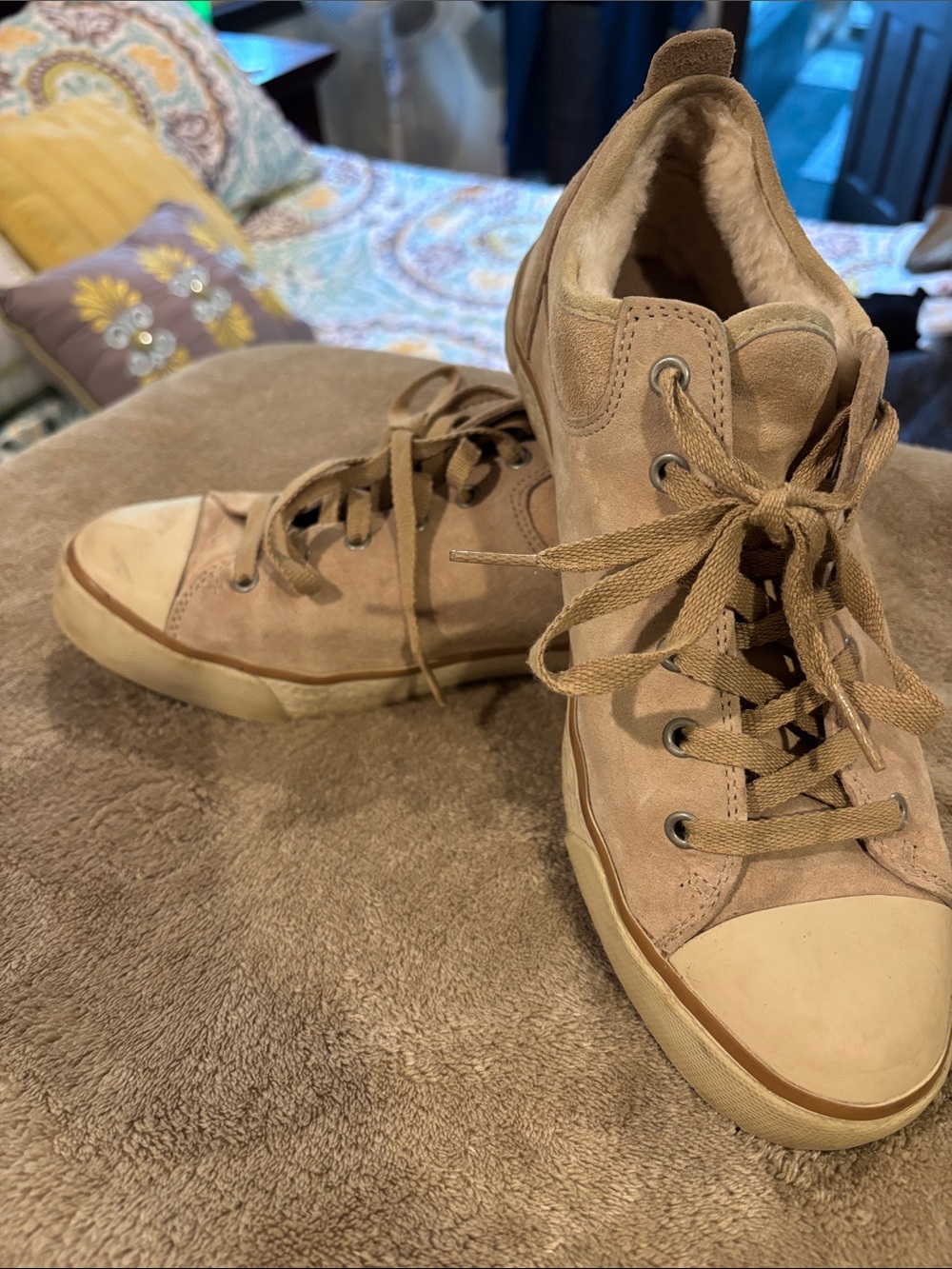 UGG Vintage Tan Suede Shearling Lined Cap Toe Sneakers Size 9